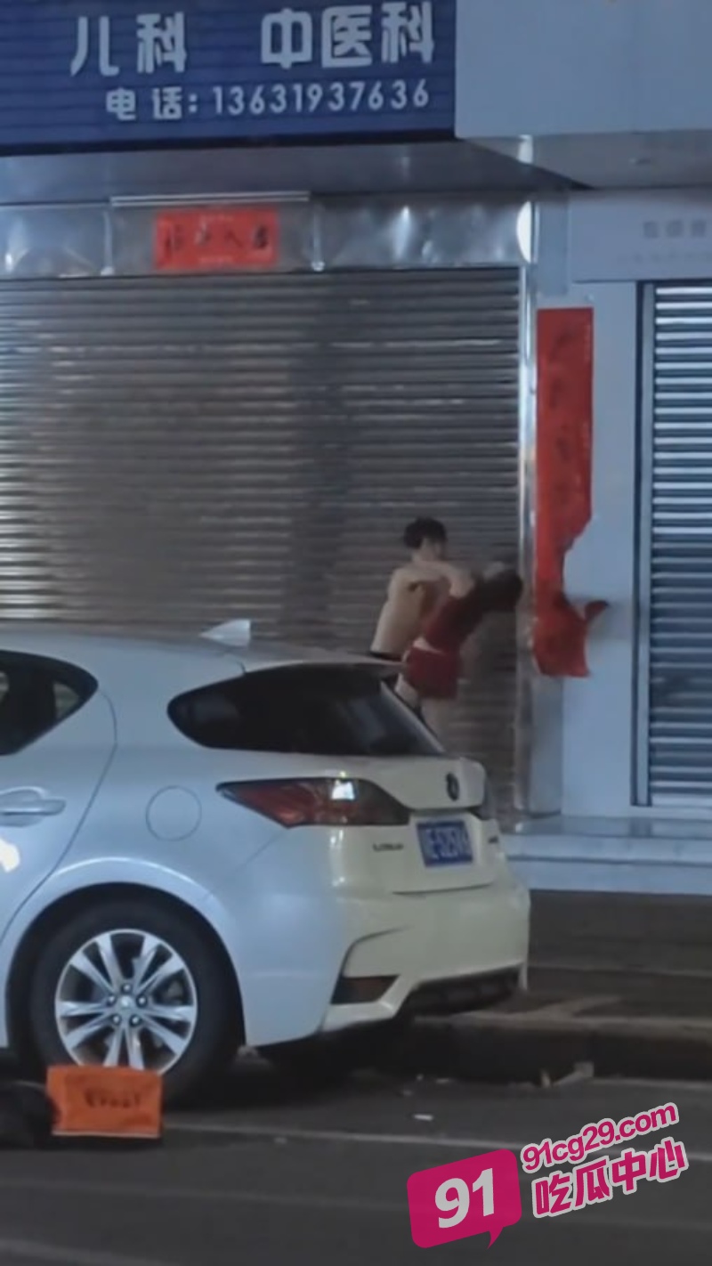 广东清远红衣女子当街强吻 赤身小伙被暴力推倒 疑似出轨被抓挽回男友 配图4