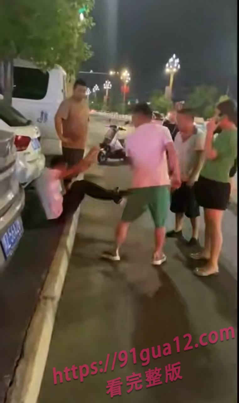 大快人心！眉山市某变态约小妹妹到线下 被女孩爸爸爆揍 配图3