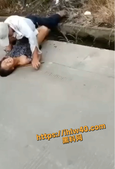 你大爷永远是你大爷 乡间小路上大爷强行扒开大妈裤头 霸王硬上弓 这是强奸还是二老打架？