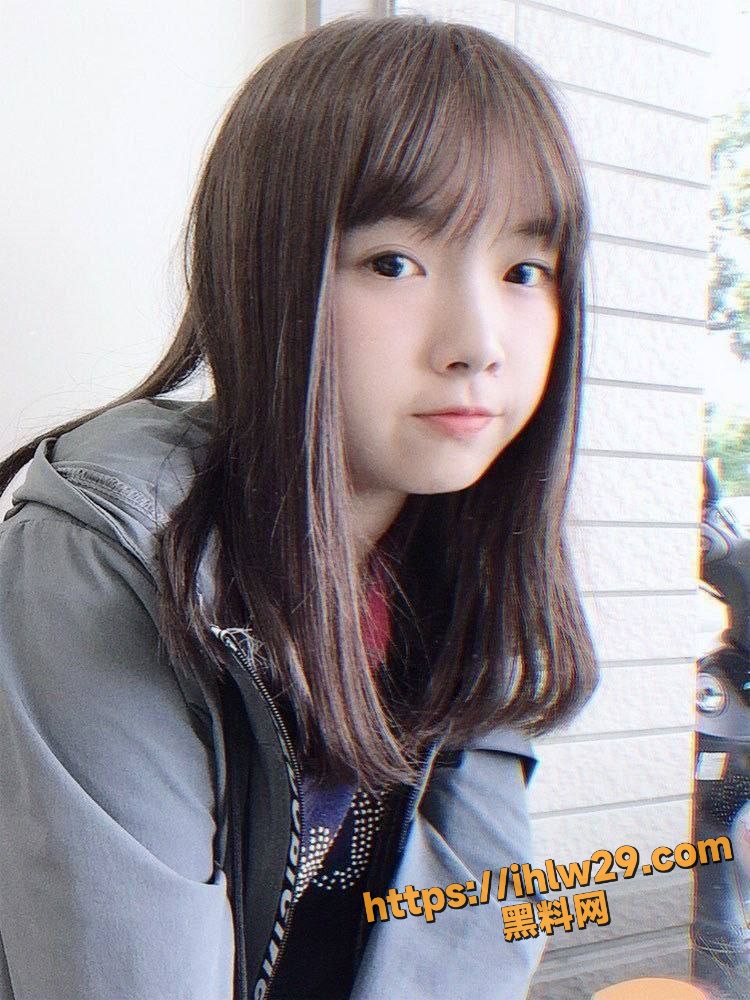 网调眼镜巨乳学生妹 在镜头前骚拍 年纪不大奶子是真的足够让人养眼！