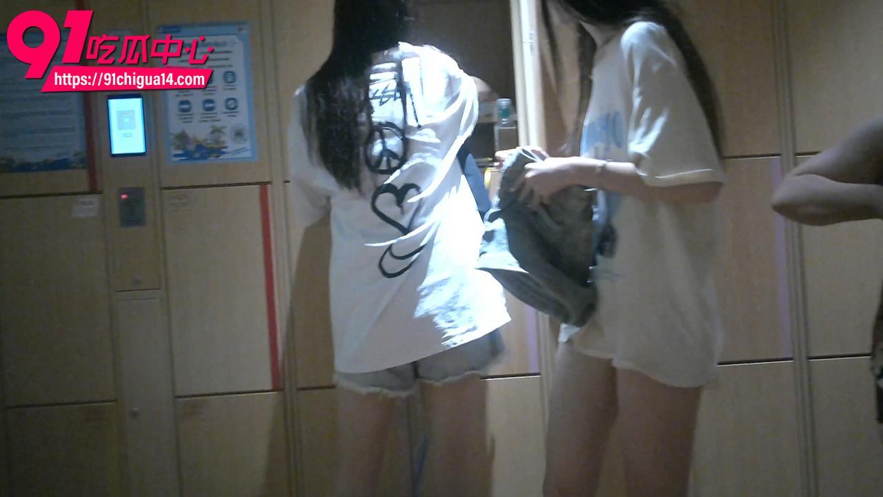 游泳馆更衣室偷拍 高颜姐妹花真空换衣 翘臀奶子晃荡露逼太养眼