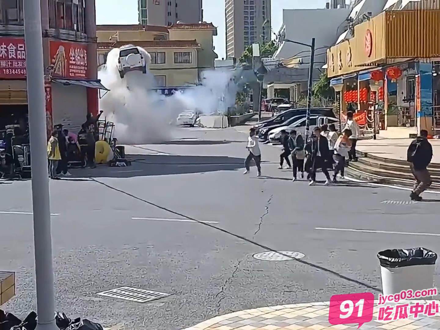 憋笑挑战：监控拍下人类倒霉天花板 第3秒就破功