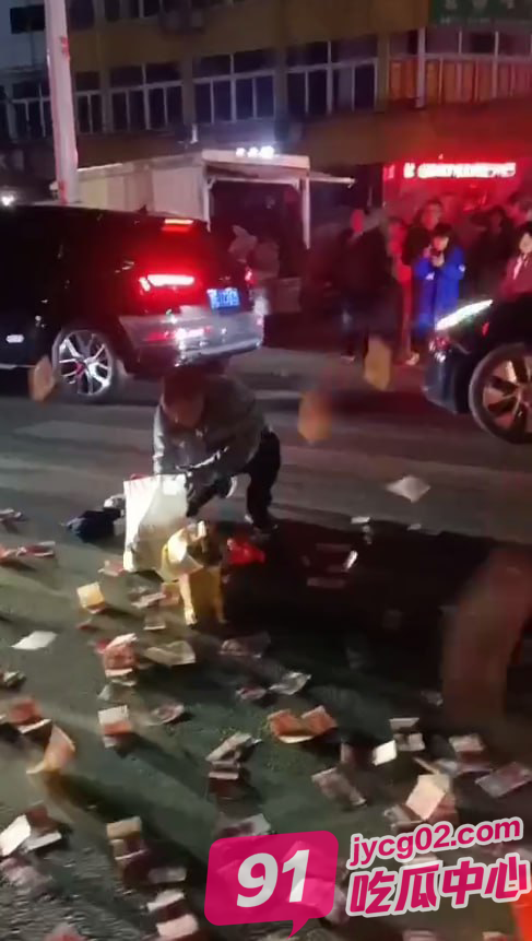 山东蚌埠男子街头撒钱引围观 市民举动暖心：钱堆成山却无一人伸手 配图3