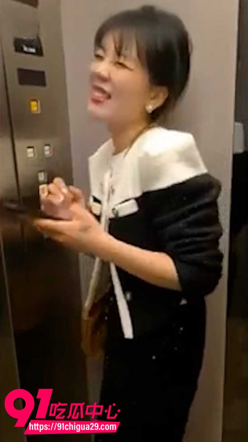 短发少妇表面镇定下体骚穴却被插入高频跳蛋2 短发少妇表面镇定下体骚穴却被插入高频跳蛋2