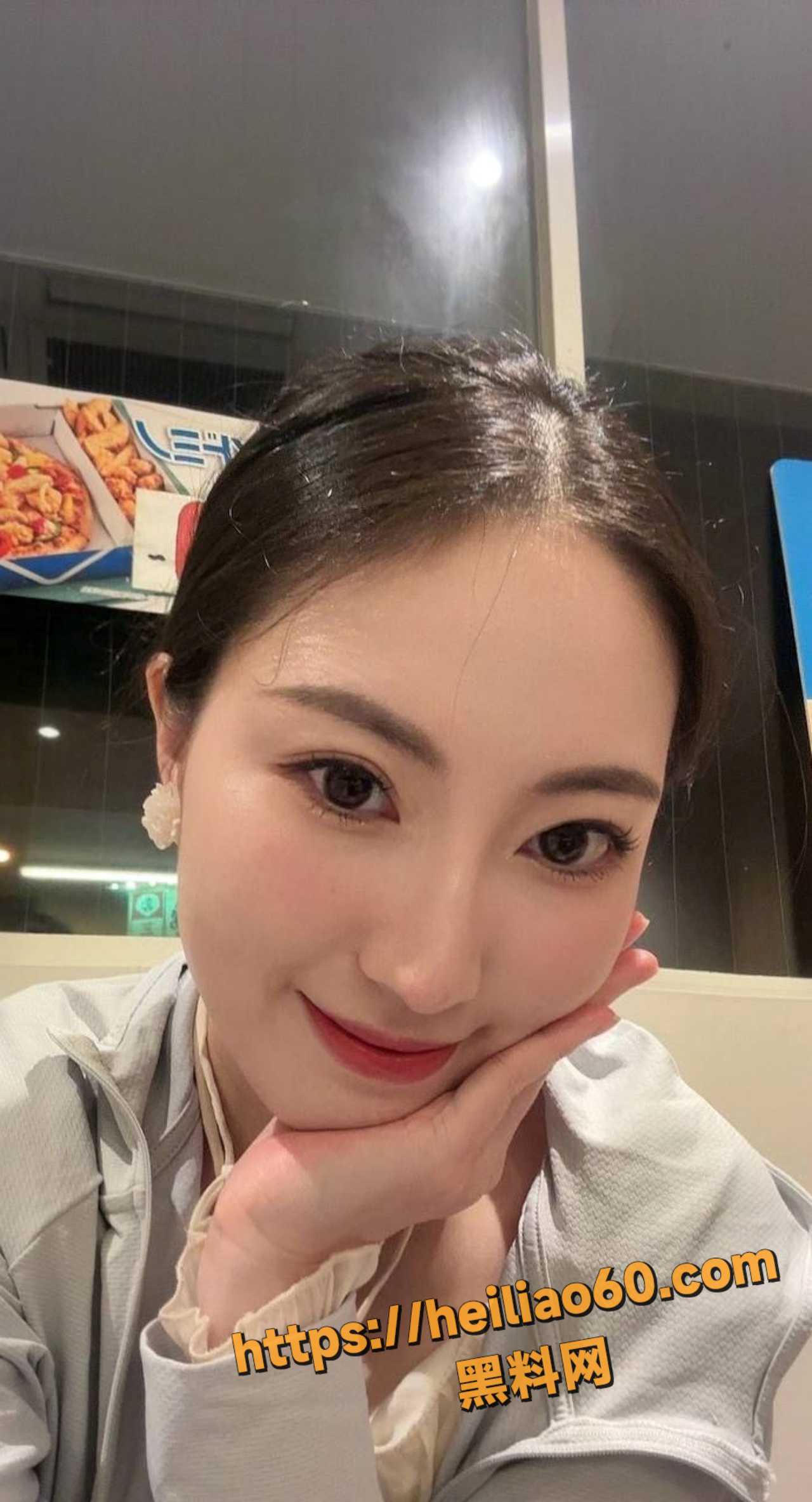 我与舞蹈老师 她的学生此刻正在用JJ对着她的下体！ 配图