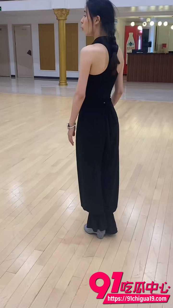 新婚少妇孙淼迷晕老公后跟债主当面开干11 新婚少妇孙淼迷晕老公后跟债主当面开干11
