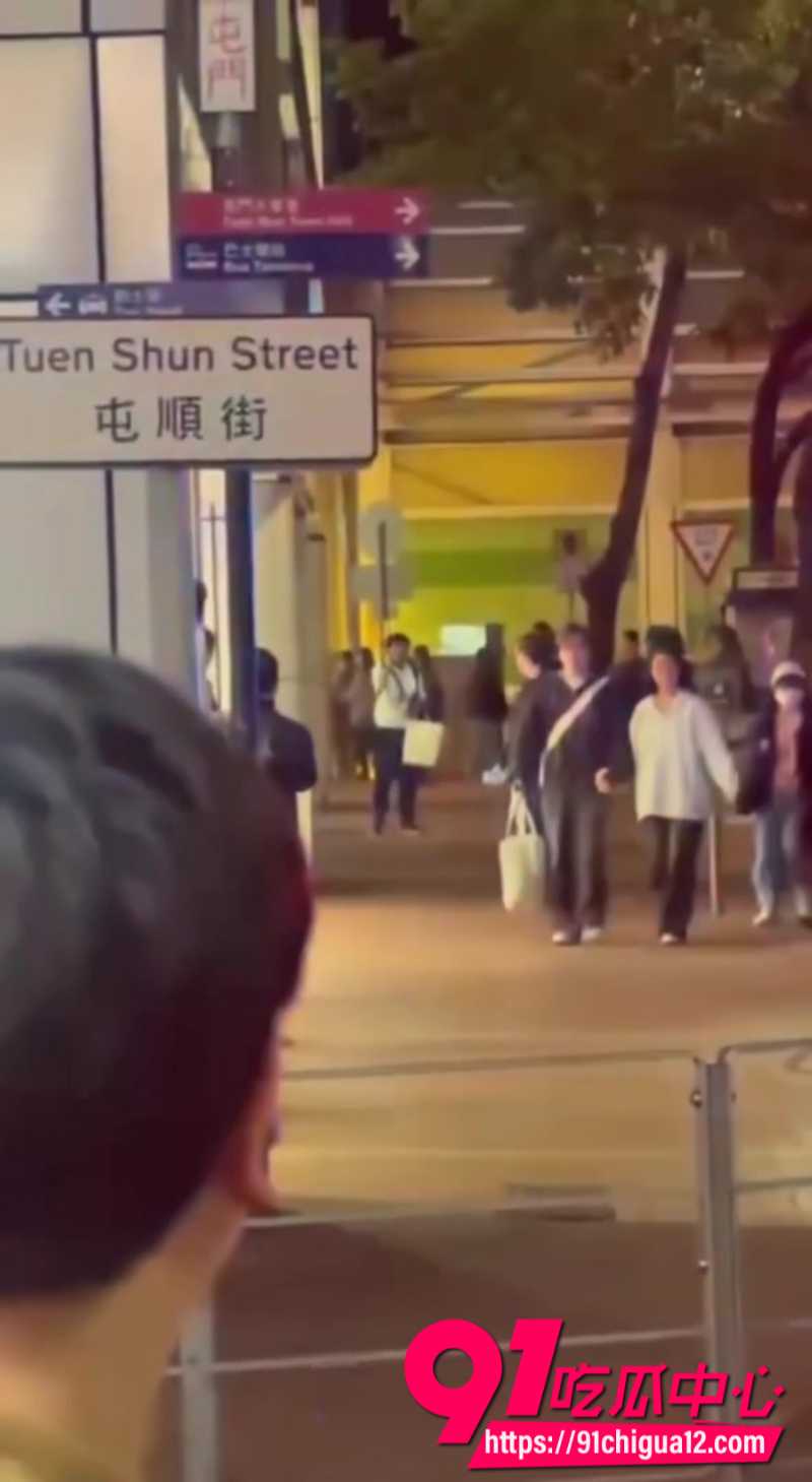 香港屯门市广场枪击案越南毒贩持刀挟持人质监控曝光 女受害者血流满