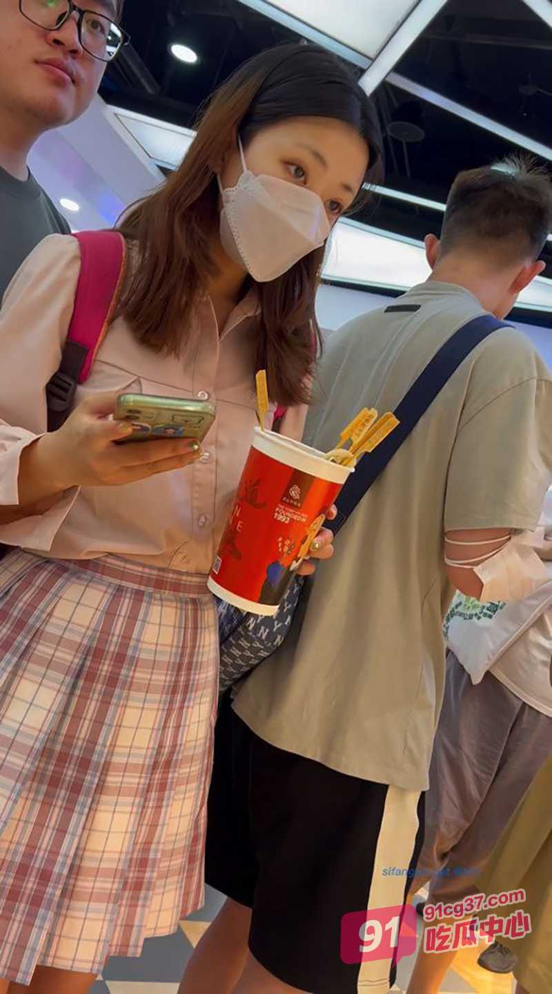 抄底大神偷拍 长筒靴黑丝、洛丽塔学妹 各种裙底风光太诱惑~ 配图5