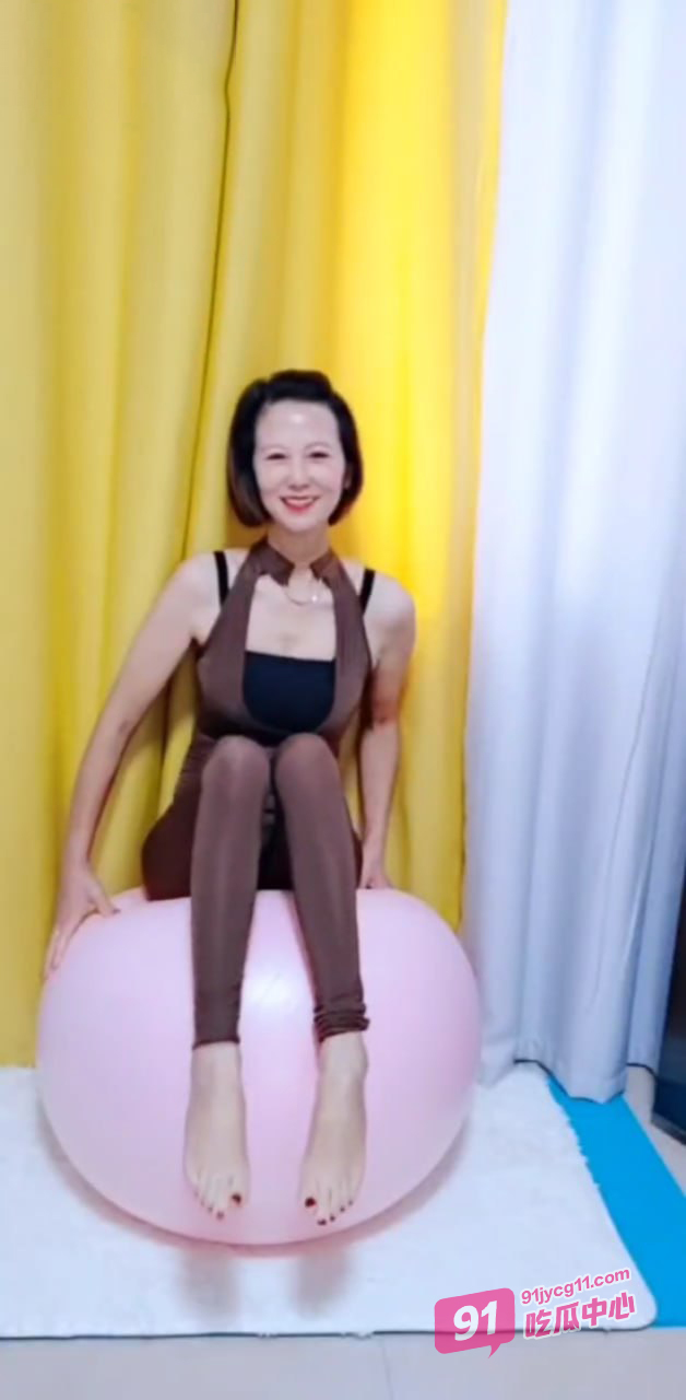 快手熟女雾里拥你私拍流出 一波接一波让人欲火焚身！ 配图2