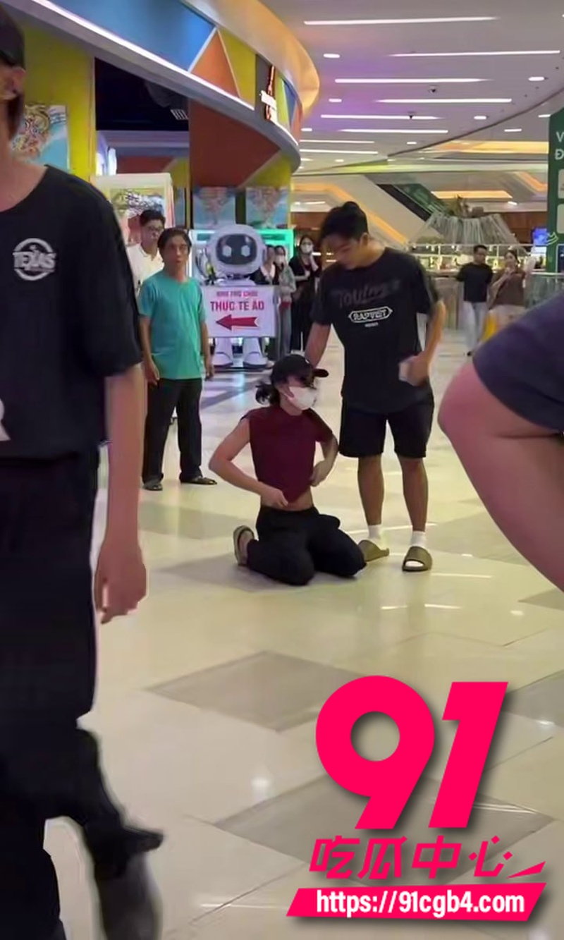 男扮女装厕所偷拍被发现当街暴揍 抄底偷拍群友翻车现场大逼兜打得啪啪响5 男扮女装厕所偷拍被发现当街暴揍 抄底偷拍群友翻车现场大逼兜打得啪啪响5