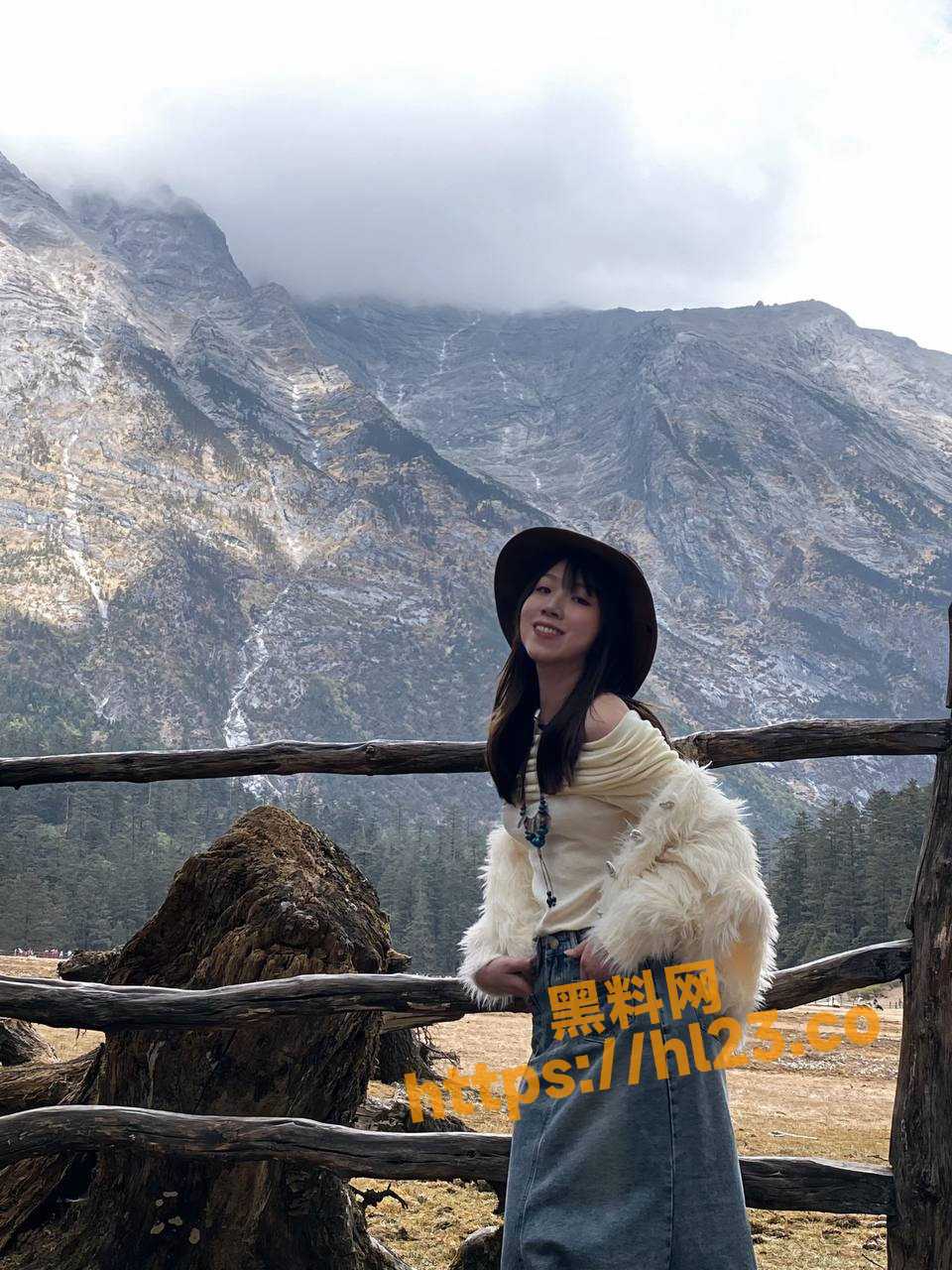 广东某职业为客服的高质量母狗 王敏 目前三洞已开有着特殊癖好！创下3p最高纪录～