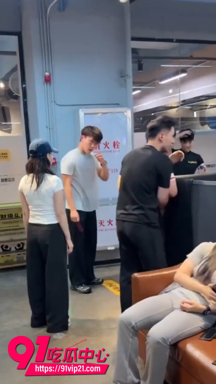 哥们脚踏两只船被找上门1