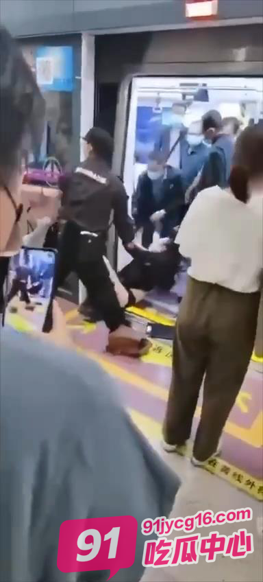 西安地铁女乘客被保安“扒衣示众” 现场视频曝光！