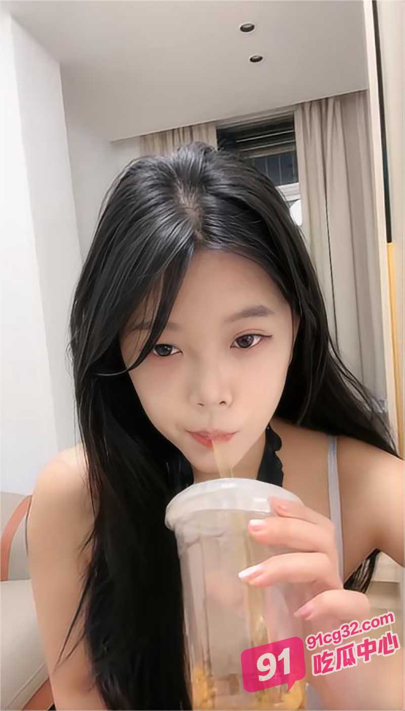 浙江01年小母狗卢雨婷 对着镜头搔首弄姿与男友激情性爱泄密！ 配图2