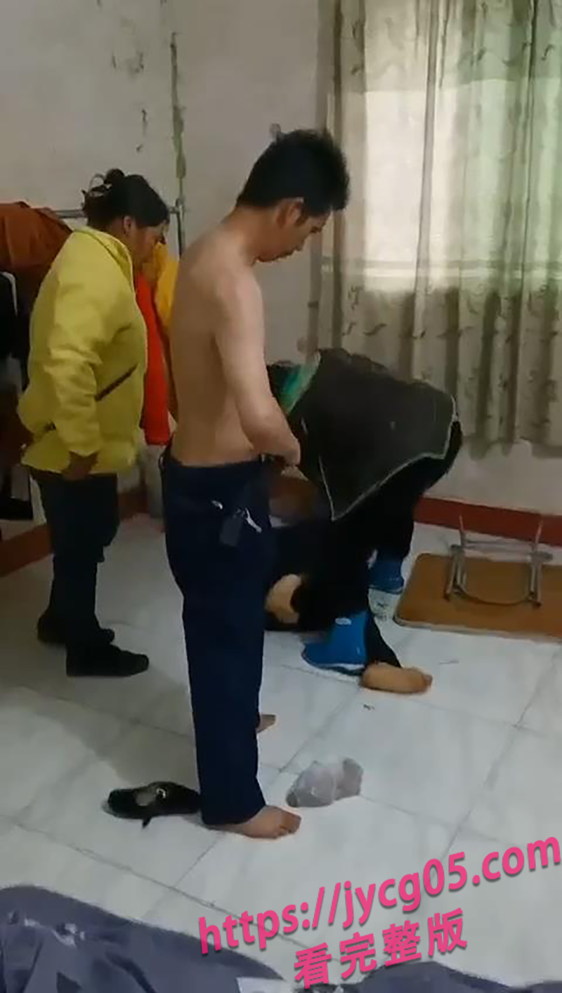 抓奸现场！奸夫淫妇被抓现行！情夫誓死保淫妻遭毒打！ 配图4