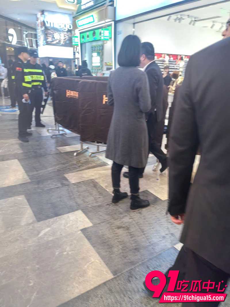 男扮女装潜伏女厕狂捅无辜人 5