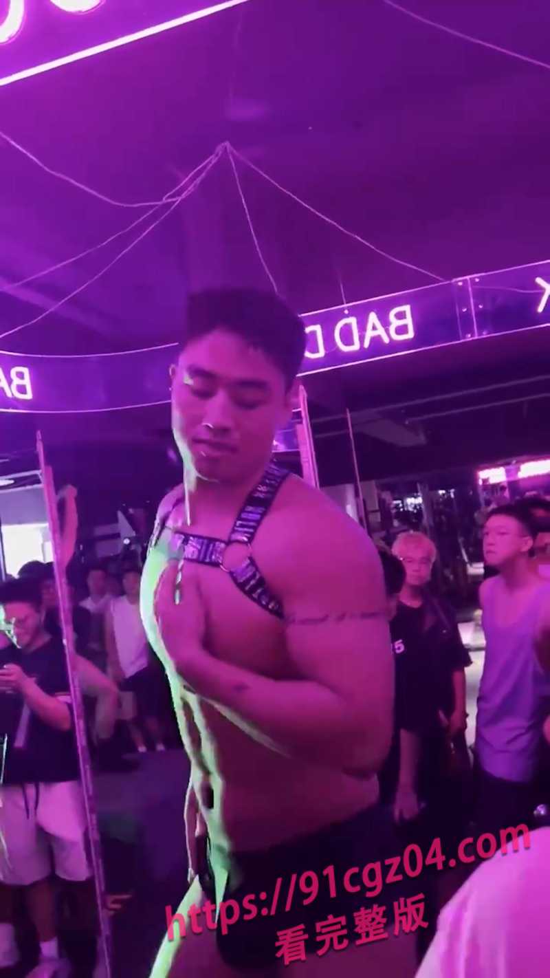 重庆男同健身房 里面全是肌肉猛男 小伙在舞池中间热舞