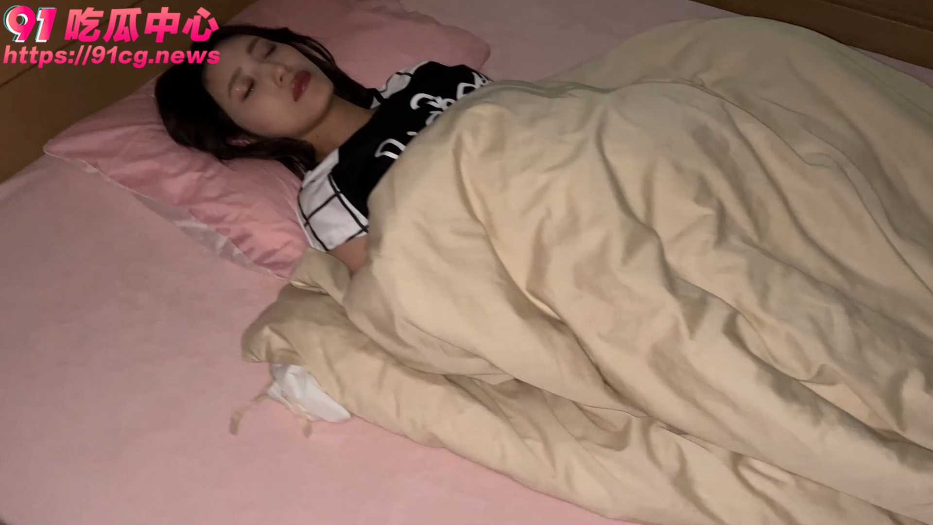 纯欲少女遭迷奸--豆蔻年华少女遭猥琐男迷奸 射了一脸 太惨了