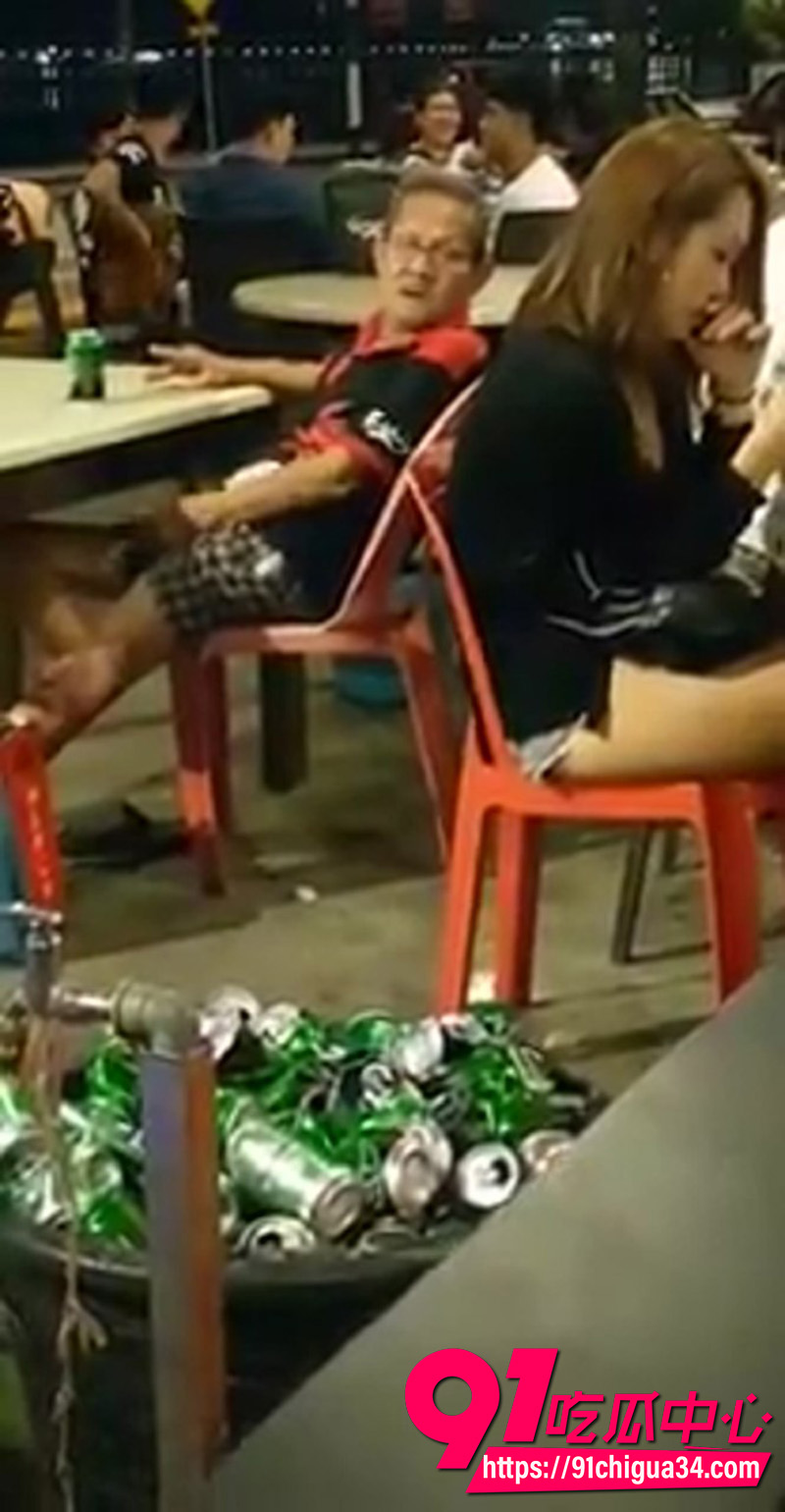夜市老头打飞机视频 老色批旁若无人意淫美女 户外露出撸鸡巴被偷拍