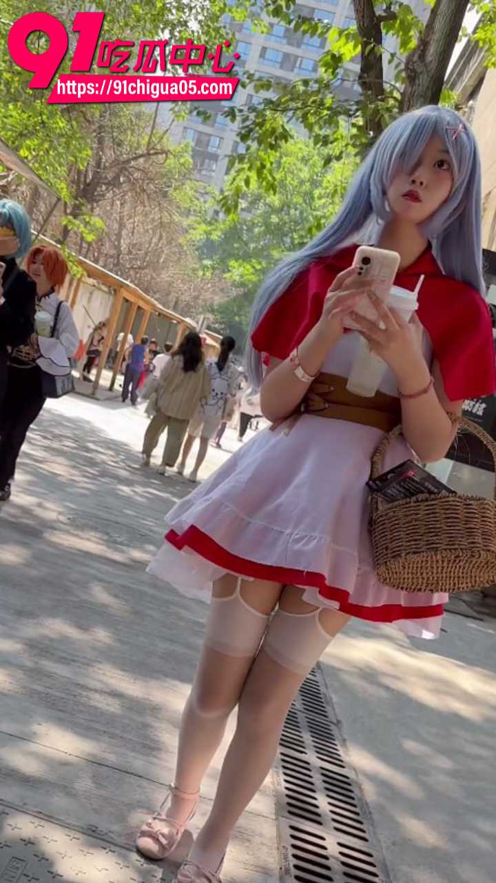 抄底大神 蹲守COS展出来的蓝头COSER学妹逛街 白色吊带丝袜配性感白色内内 内裤上还有些分泌物 淫秽至极
