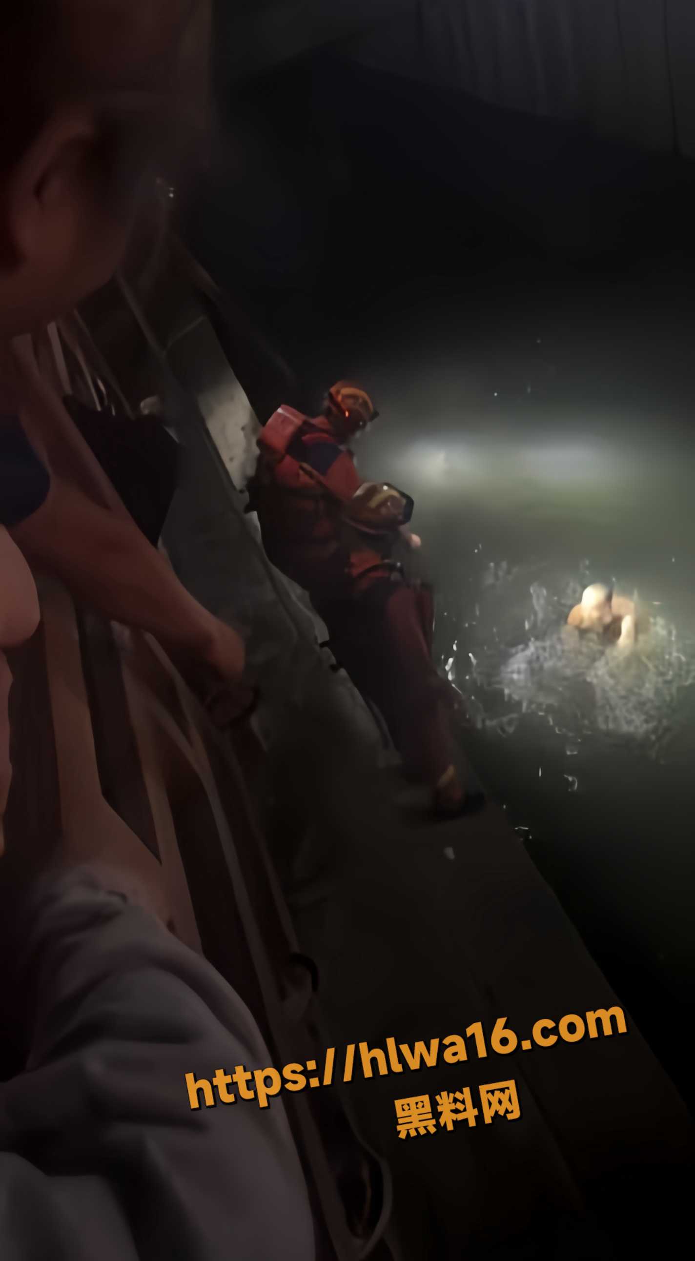 广东潮州一大叔嗑药嗑嗨了 直接裸奔跳河洗澡 引发多人围观拍摄 这下真是出名了