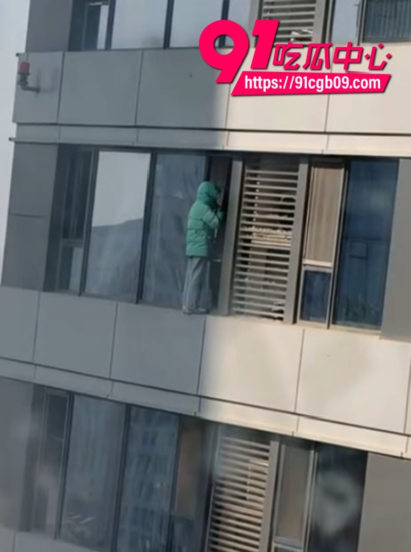 实拍跳楼！河北绿色外套少年高楼一跃坠亡全程2