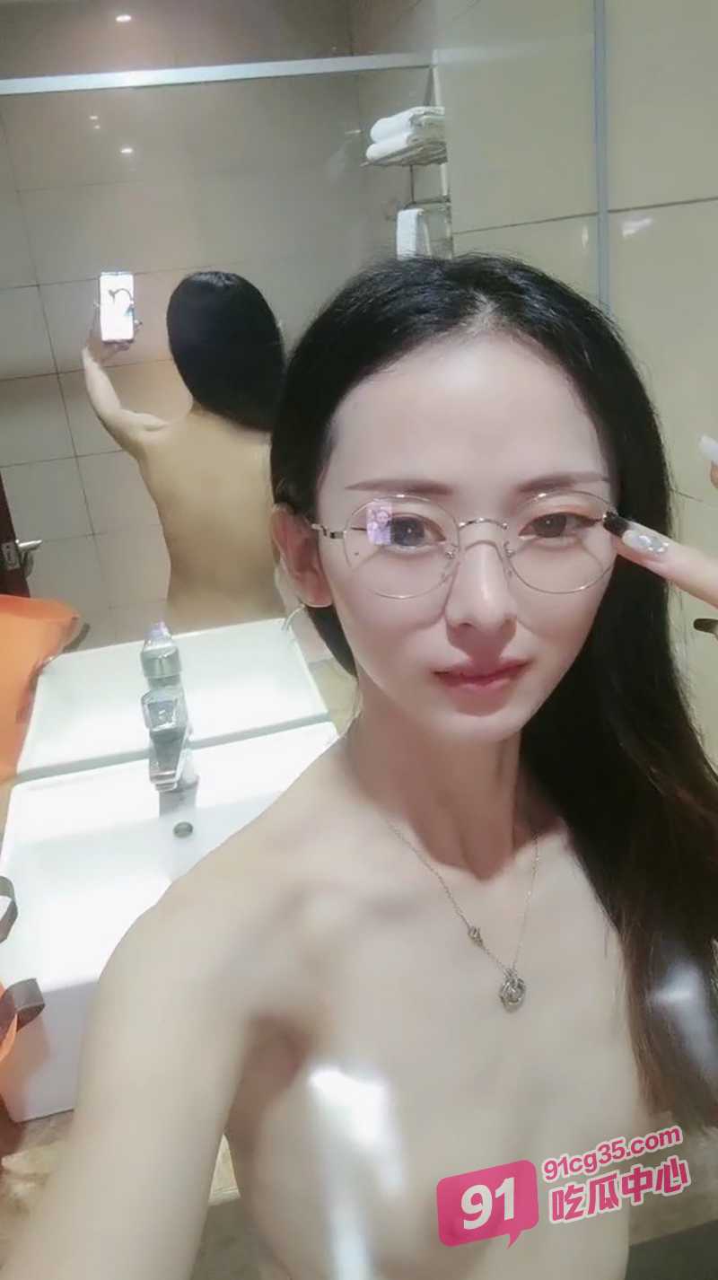快手主播曼曼～卫生间直播自爱 撒尿特写吸睛！ 配图2