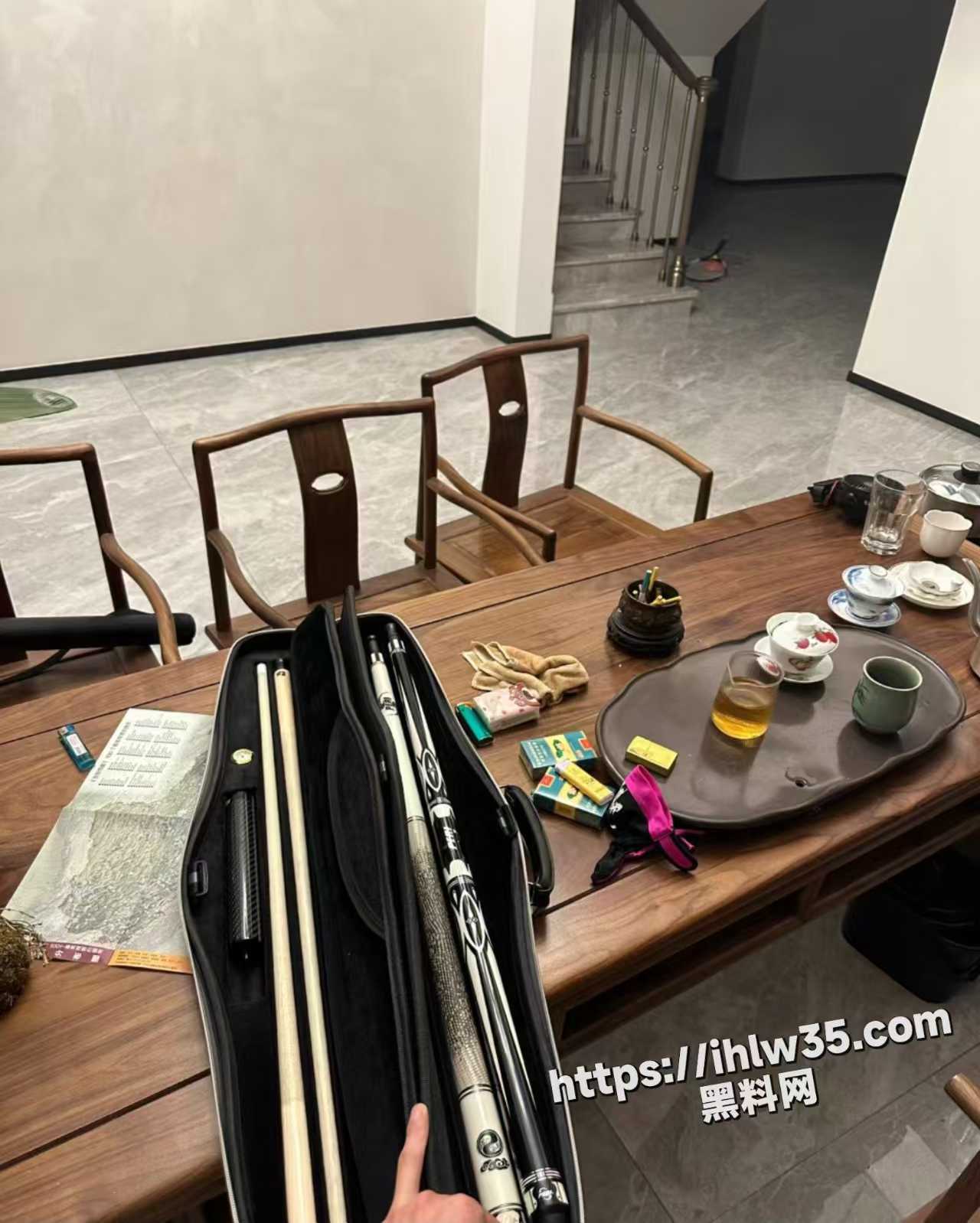 网友亲身经历 第一次就看上了台球助教于是充了张黑卡便让她臣服于我 我把滚烫的精液全部射在了她嘴里！