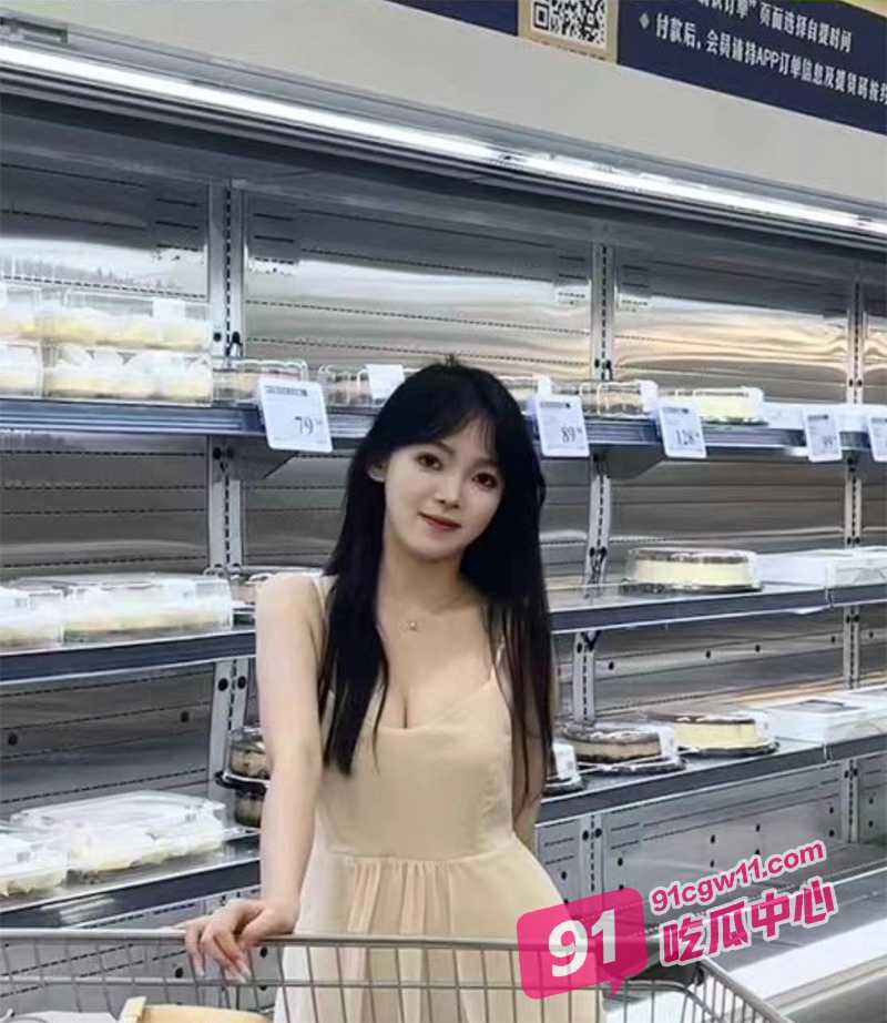 云南职大学生妹李琳湘～土豪重金私定流出 薄如蝉翼的丝袜上演玉足诱惑！ 配图3