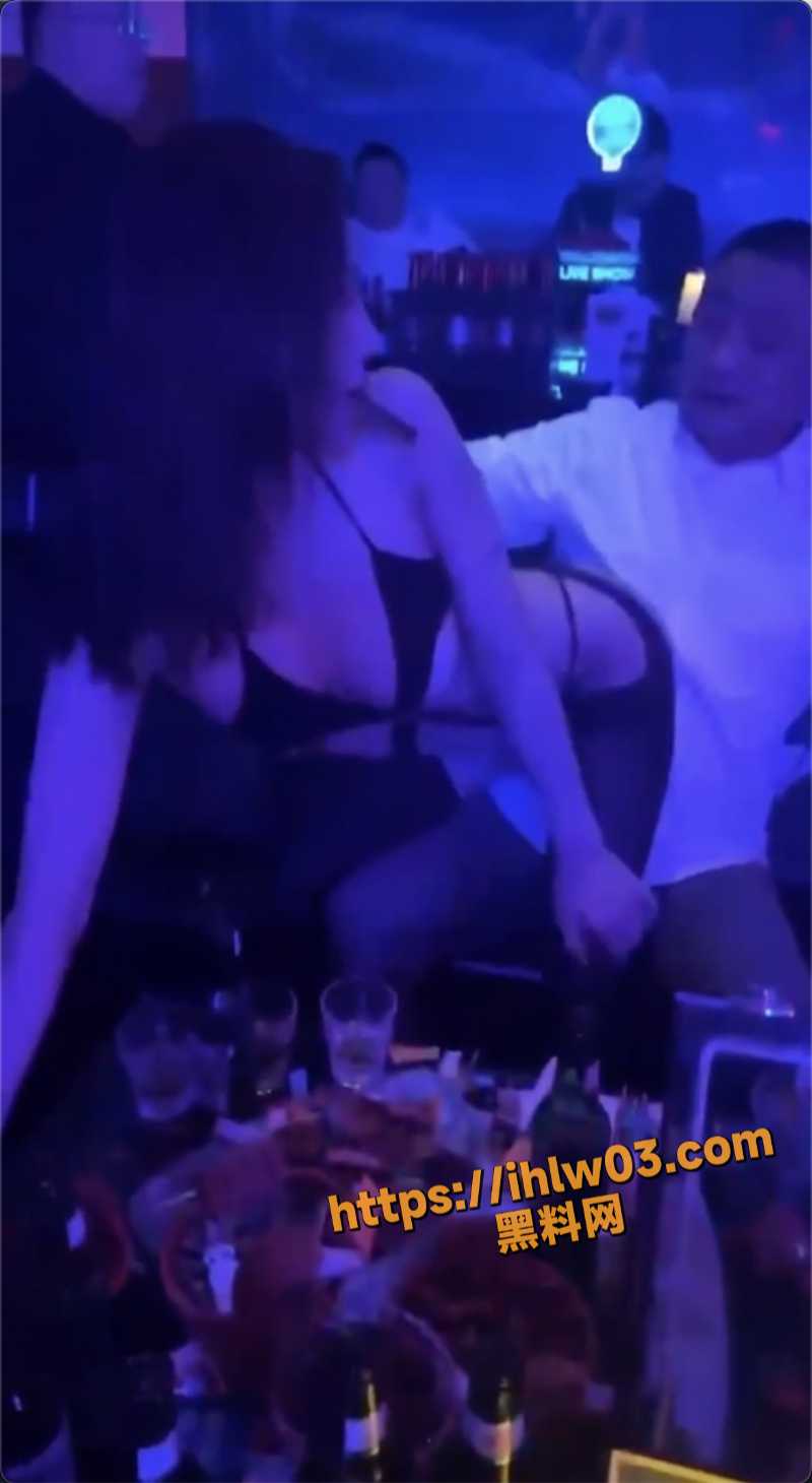 夜店骚鸡 为了榨干大哥口袋里带的现金 真就煞费苦心 大哥这小表情是快顶不住了吧！