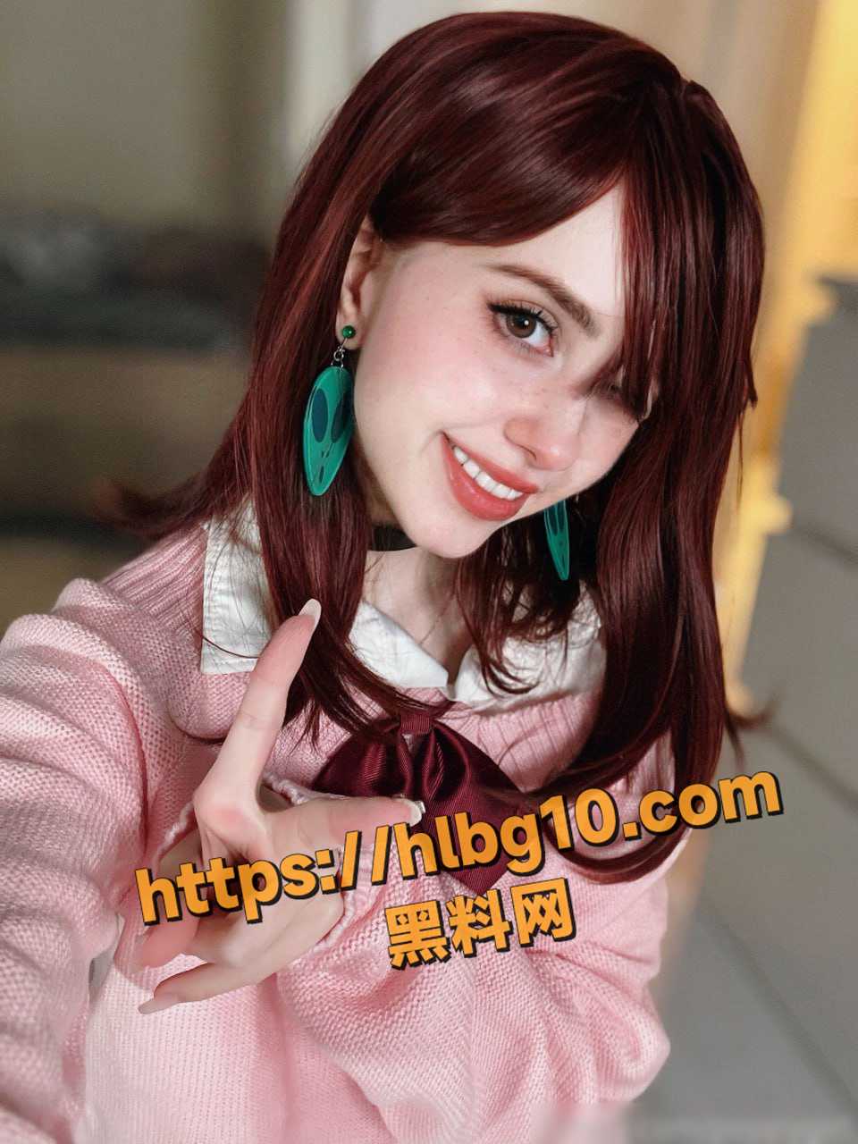 欧美顶级COS网黄 poppygirl，COS绫濑桃JK制服黑丝足交幻龙，在自慰棒上上下下直到流白浆！