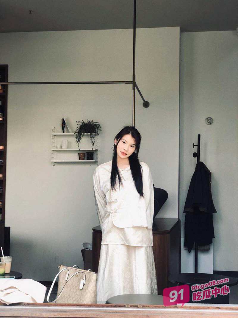山东眼镜妹曾雨悦调教合集 表面清纯床上却骚的一批 吃鸡做爱的姿势被调教的十分到位~ 配图9