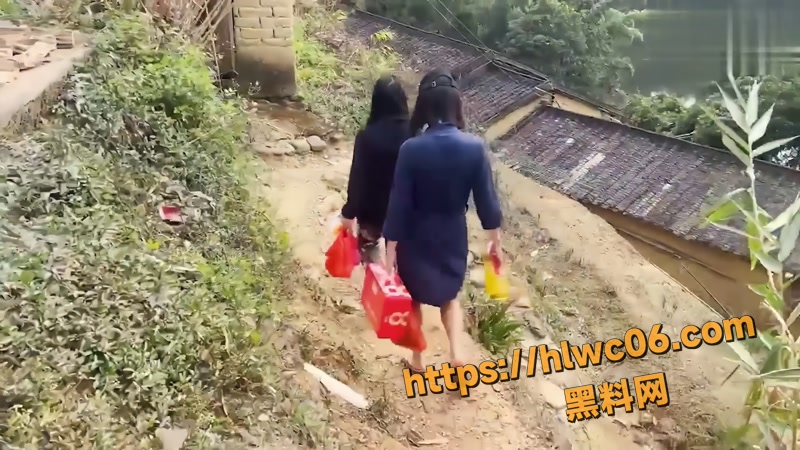 农村大爷家突然冒出裸体围裙可爱俏皮嫩妹 弯腰切菜时臀部曲线尽显极致诱