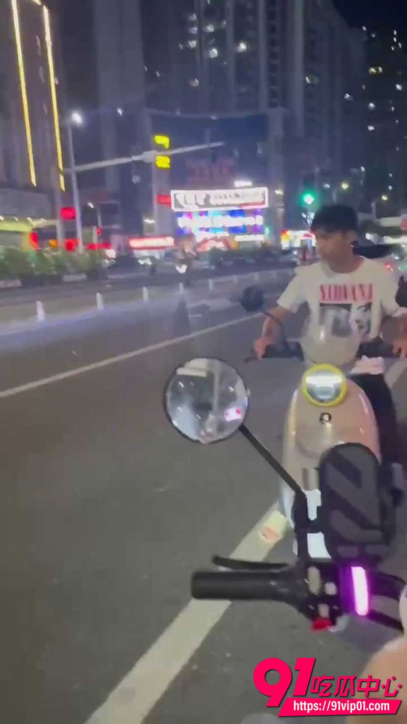 大哥电动车逆行掉头  5
