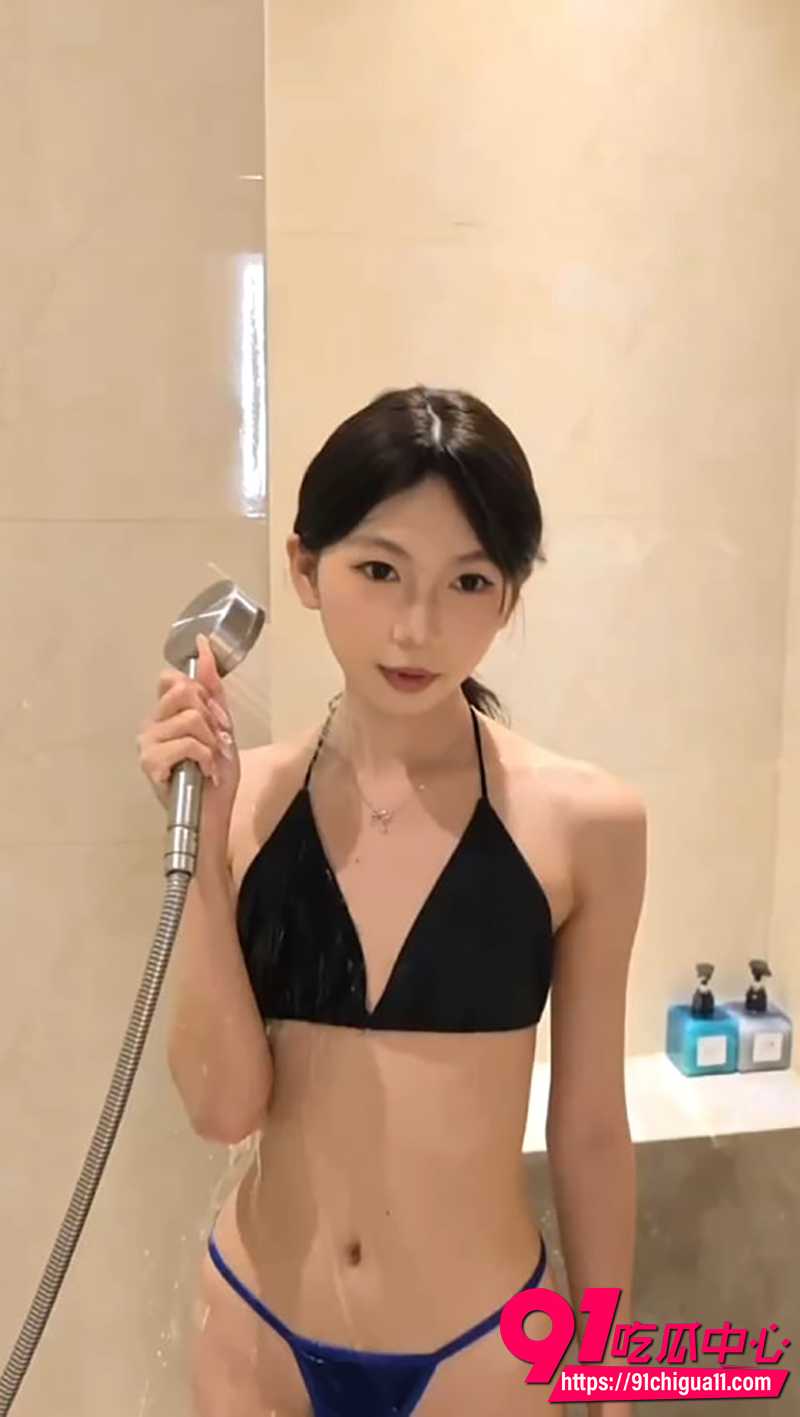 绿狗私摄新作流出 约拍高颜值女学生 浴室花洒猛冲黑木耳骚逼 成熟韵味完全不像学生啊!
