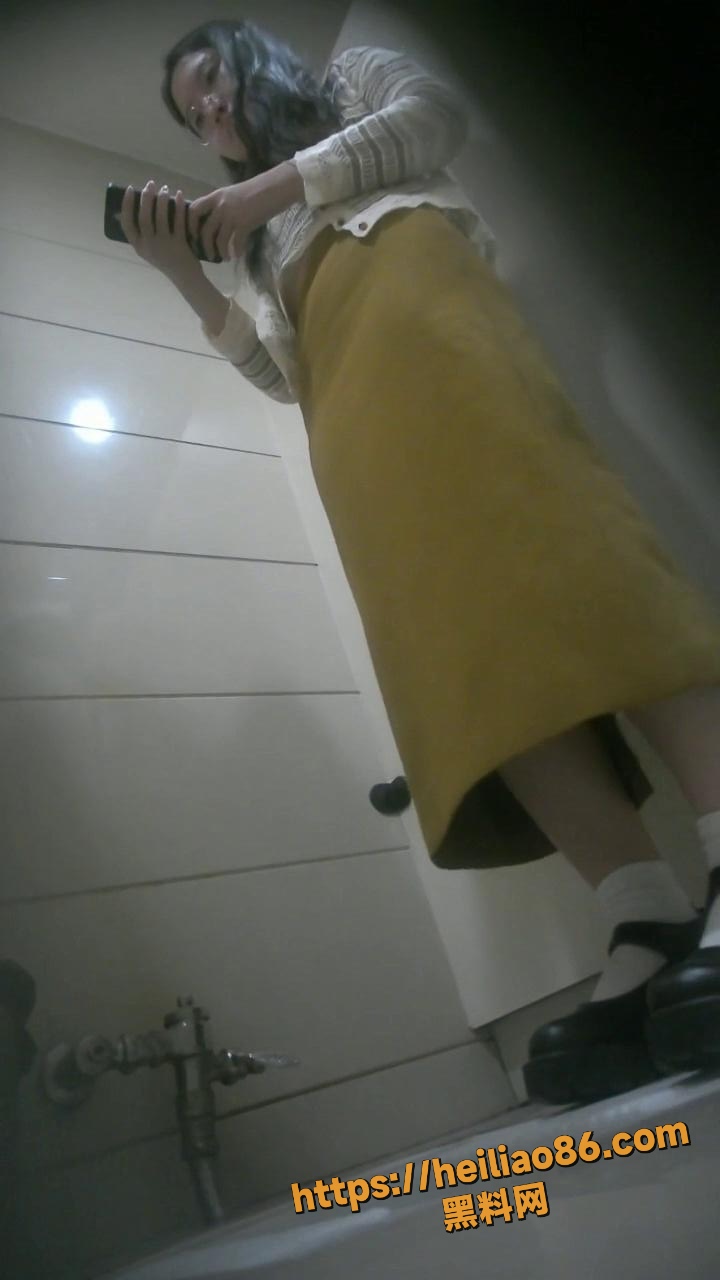 高颜值白领牛仔裤妹子 女厕偷拍 脸穴同框 尿尿姿势太诱人差点被发现