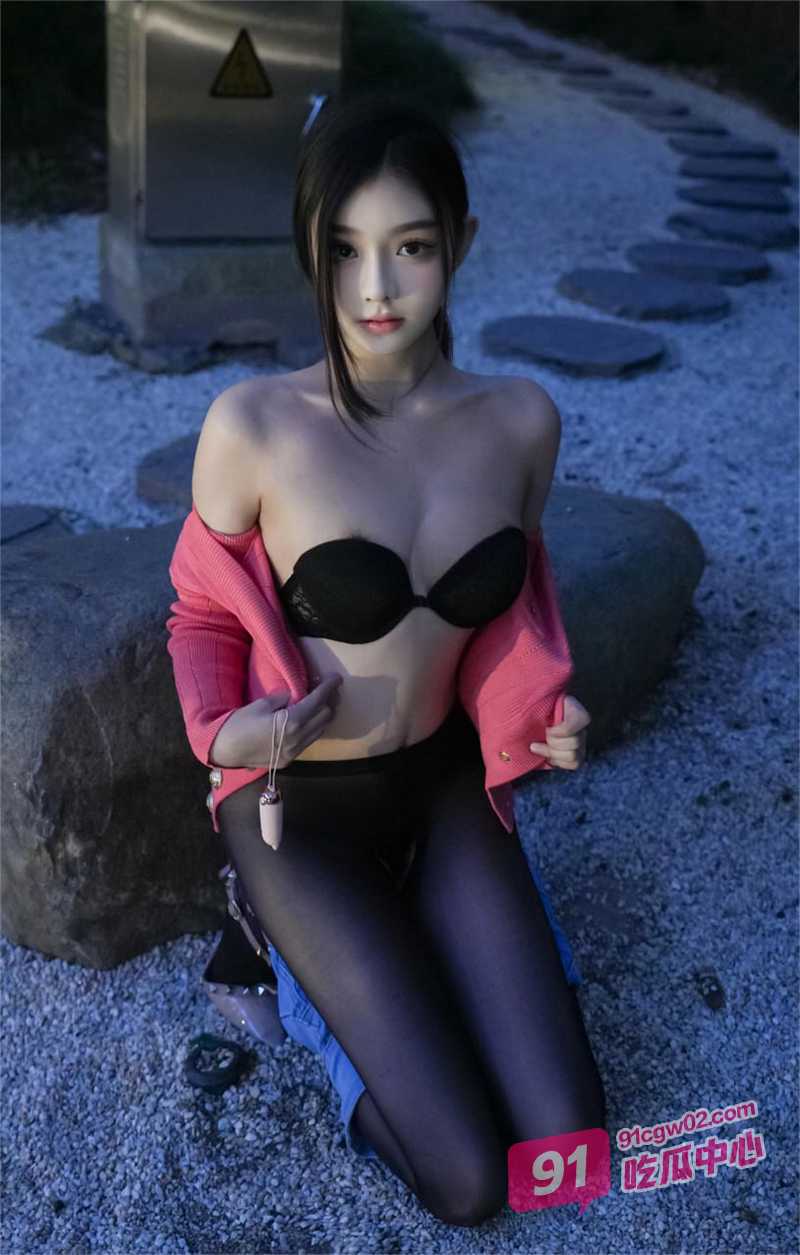 嫩模龙雪儿 土豪高价购买后重磅分享！身穿性感情趣内衣在浴室揉奶湿身！ 配图8