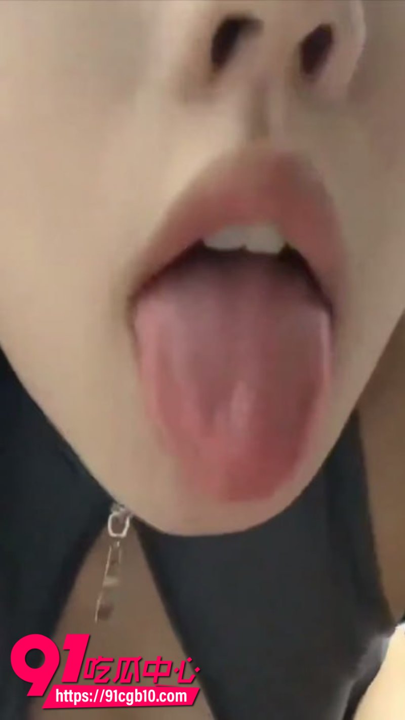 高颜值嫩妹表演口交绝活5