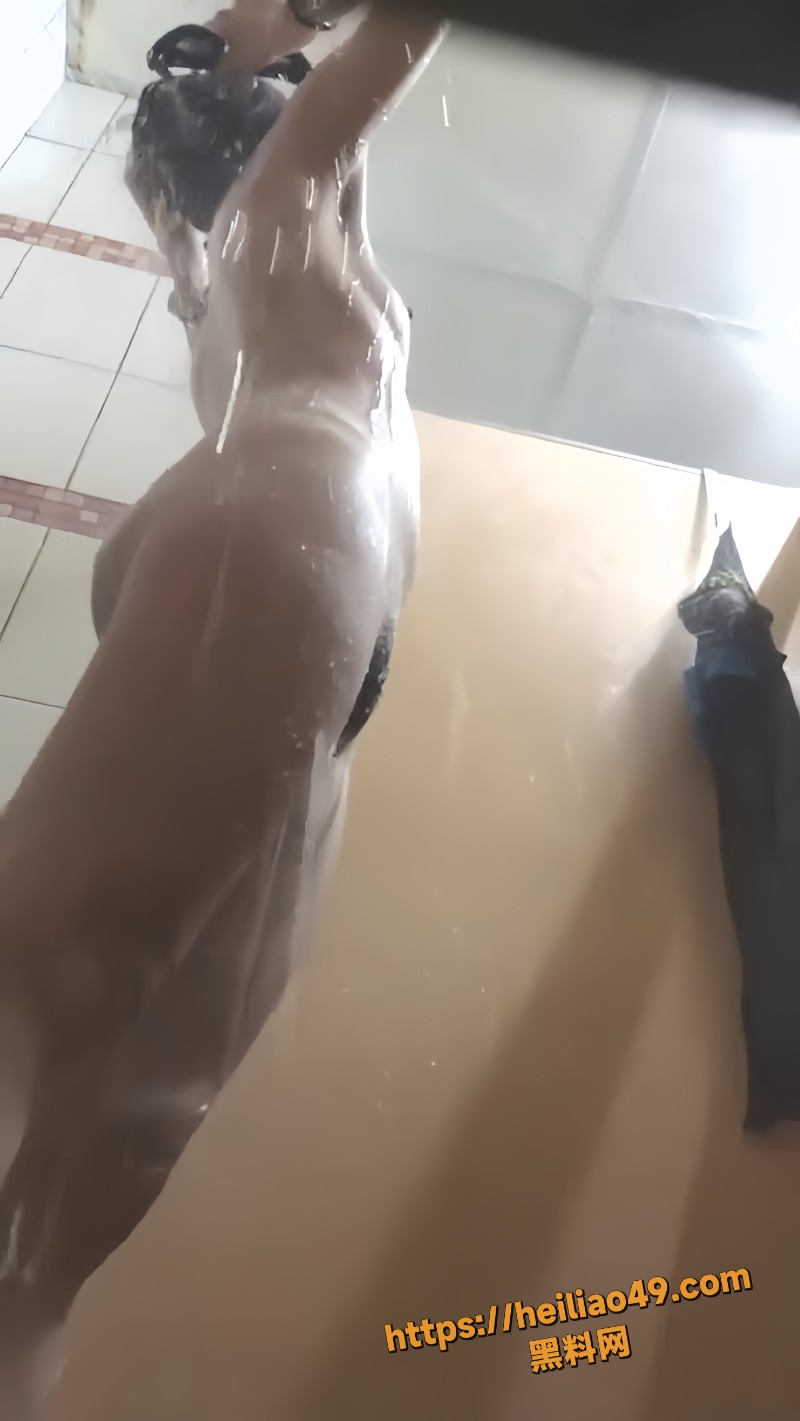 澡堂隐秘偷拍 性感女大学生沐浴 白嫩美乳晃动 性感翘臀圆润 水雾湿身曲线诱人！