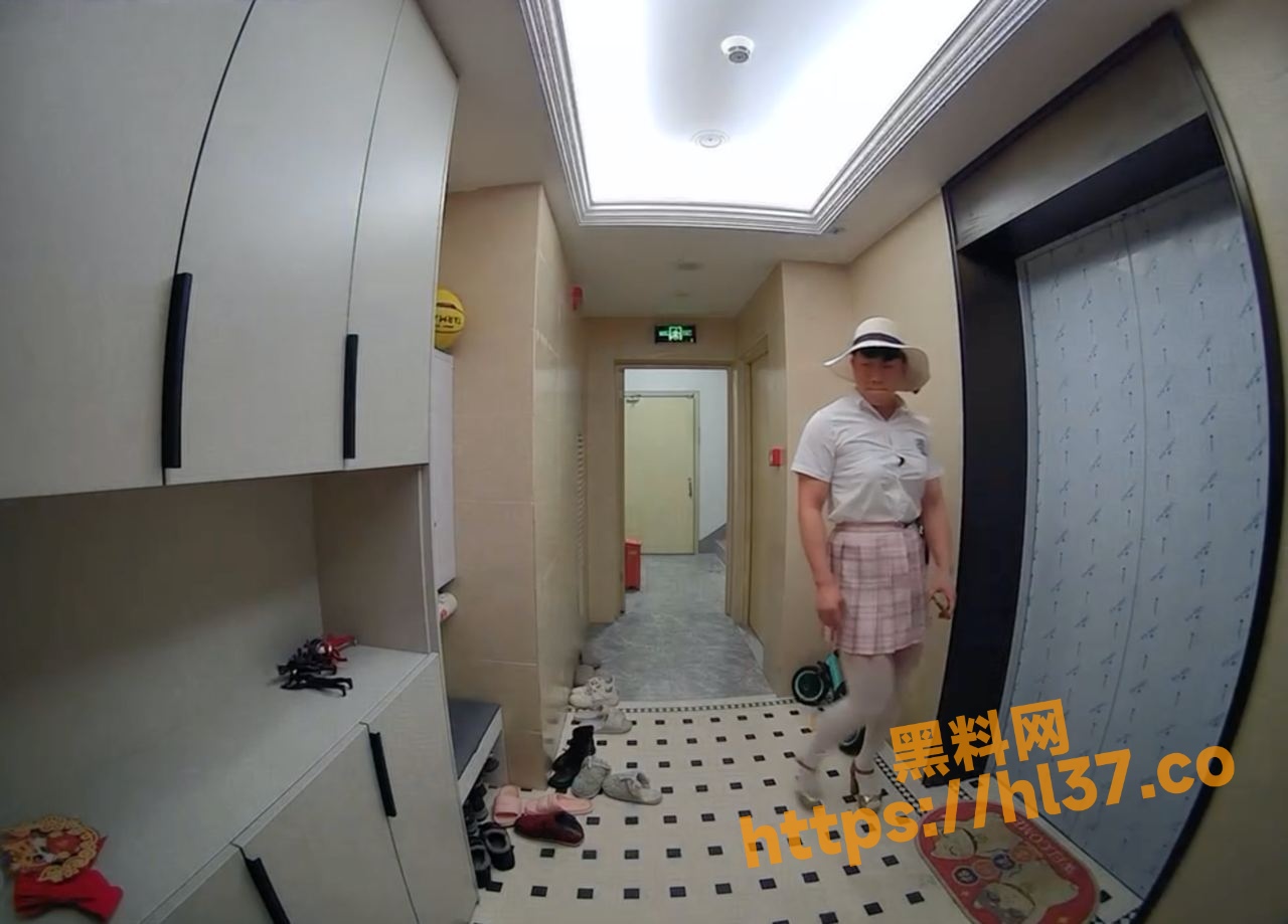 哪个瓜友在别人家门口拍视频结果被门口摄像头录了下来！这奇葩男子要不要这么搞笑