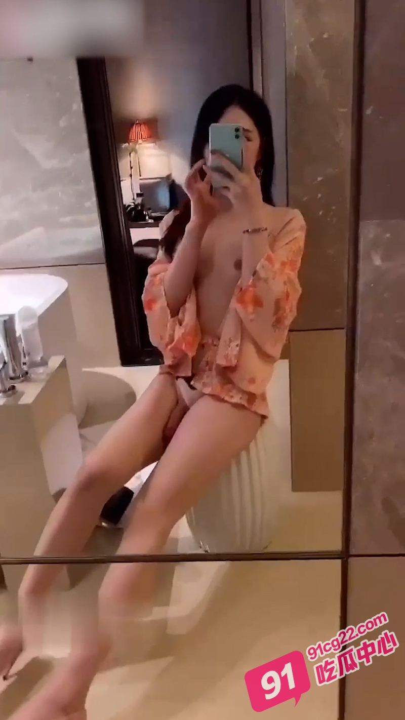 比女人还女人 能攻能守伪娘操真娘！长沙高颜值妹子吴思芸被伪娘手口并用无套内射！ 配图4