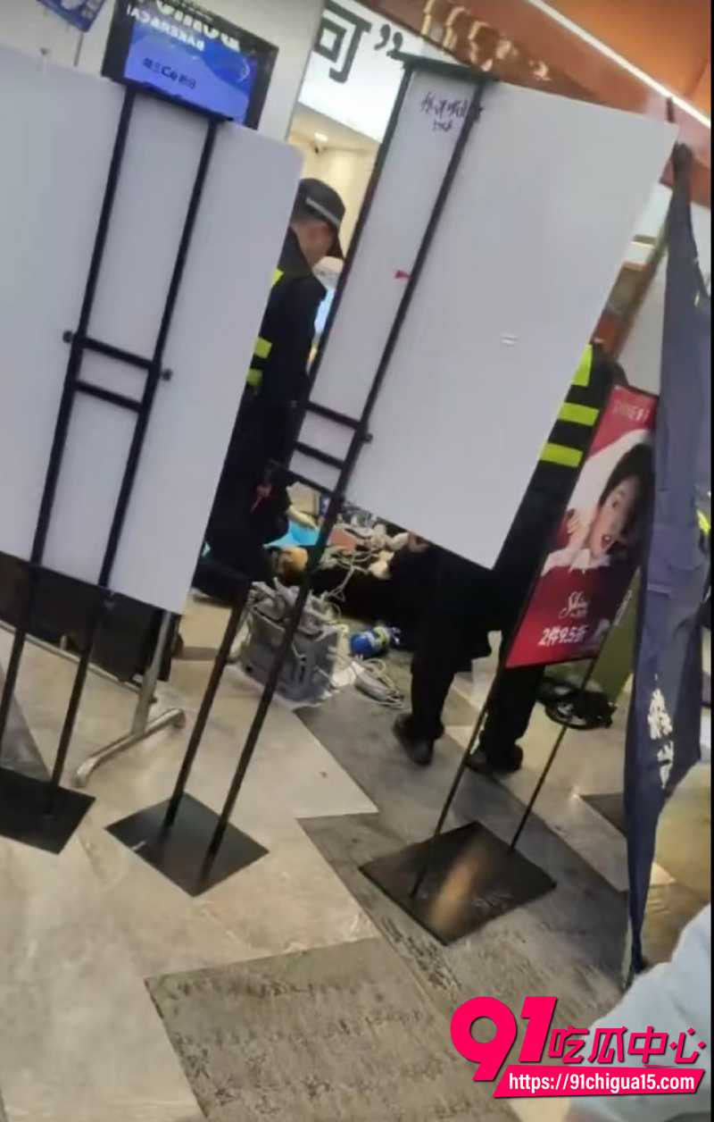 男扮女装潜伏女厕狂捅无辜人 6