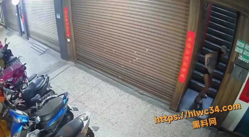 小仙女监控楼梯口随地拉屎 身材挺不错 却做不堪入目的事