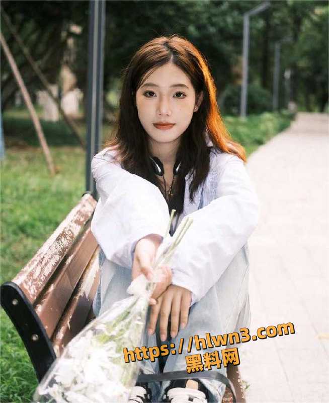 真实勾搭有男友的大二学妹 吃宵夜喝完趁着酒微醺后带回酒店跟兄弟玩3P 没想到学妹会这么配合！