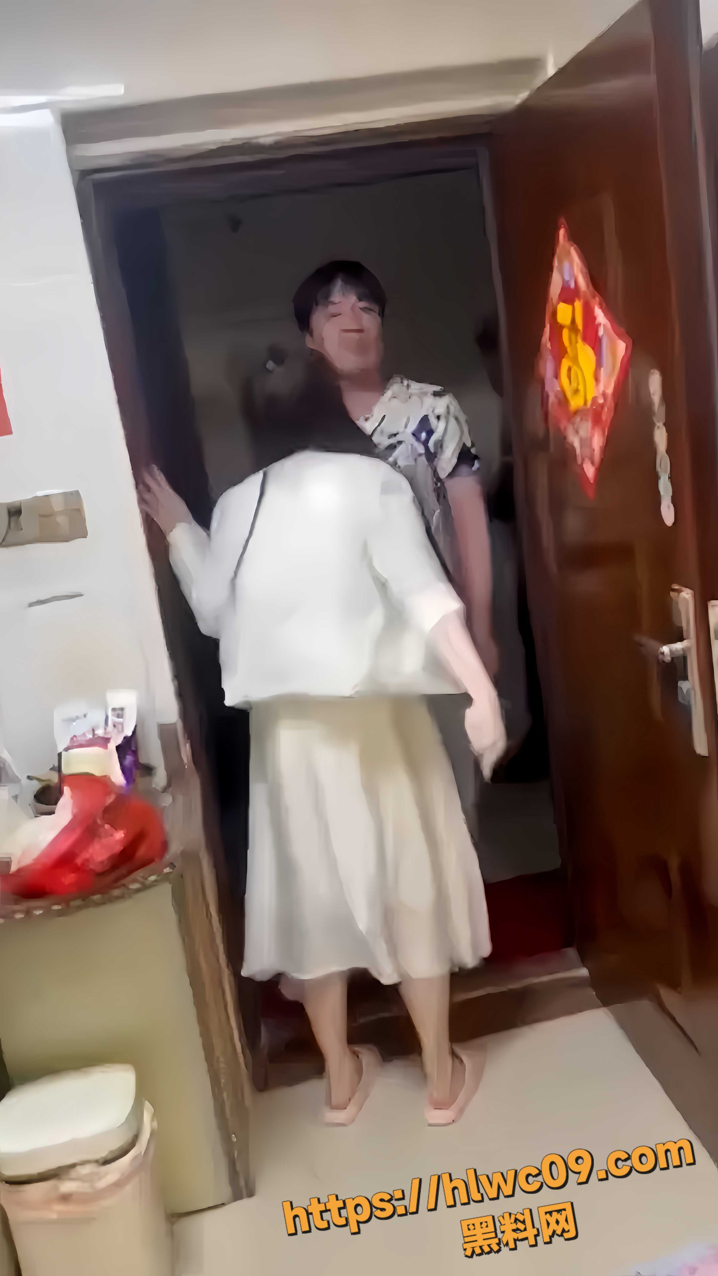 男女家中争吵升级 双方都不让步 最后情绪失控大打出手 打架画面曝光