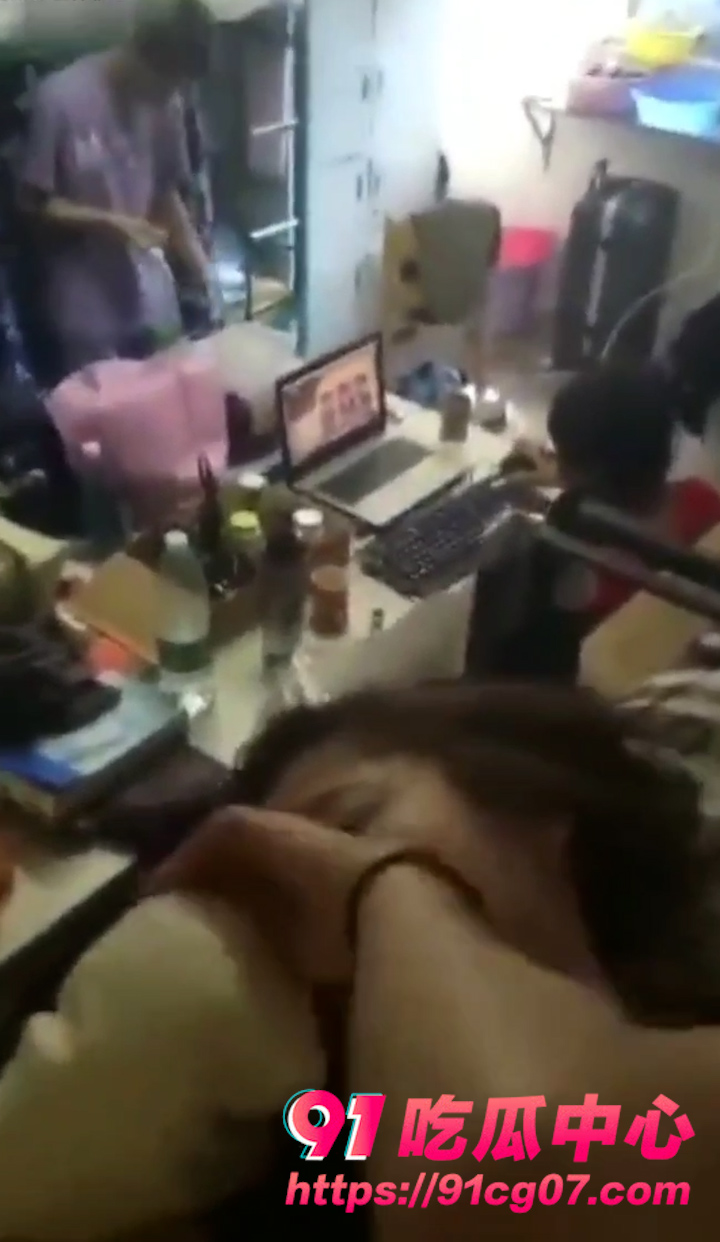 大学宿舍色胆包天 小情侣拉着女友大胆做爱 在室友面前内射 这是哪个学校啊