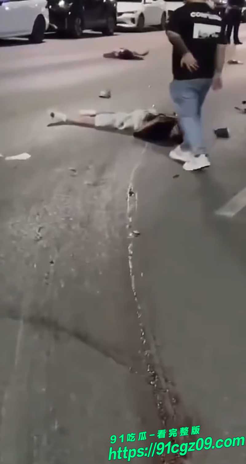 景德镇男子开车撞人事件 来回二次碾压现场原视频网友曝光