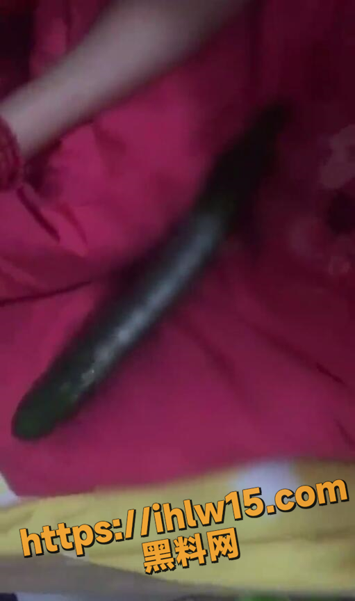 为了避免校园恋情 宿管员为每个女生发放超长黄瓜 还统一配发避孕套～