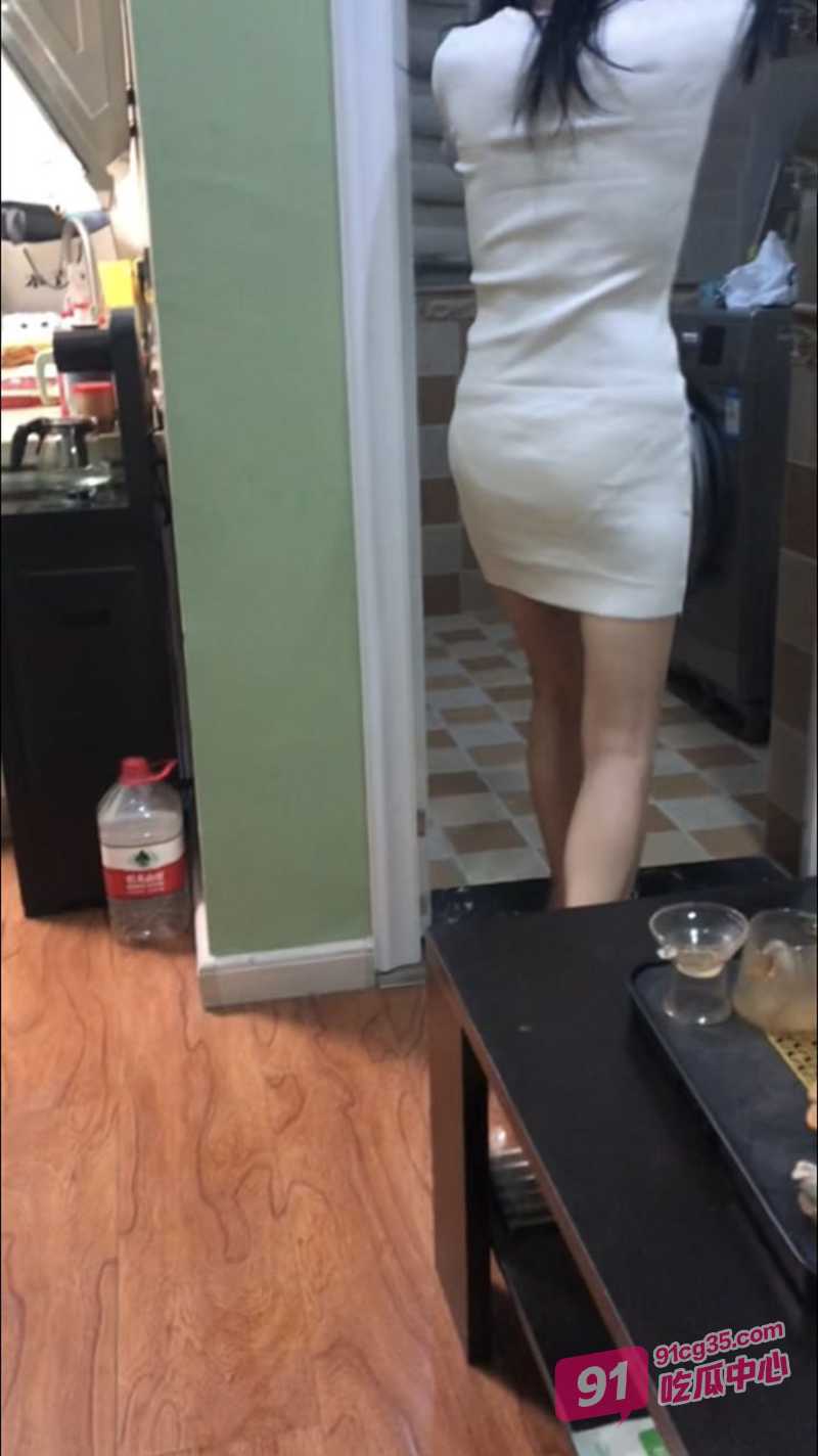 海角母子乱伦 马桶上疯狂捅正在撒尿的老娘 最后射满一肚子！ 配图6