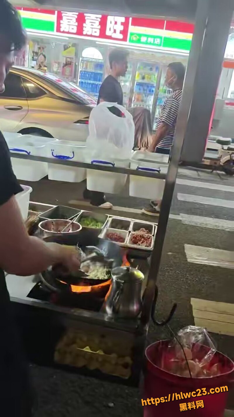 黑衣男子 堵住大哥猛骂 没想到打起来完全不是对手 说最狠的话挨最狠的揍